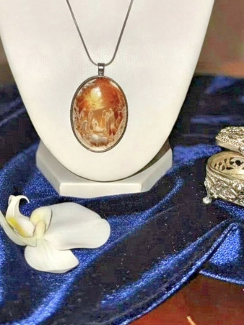 Oval Cameo Pendant Necklace in Brown & White Like New